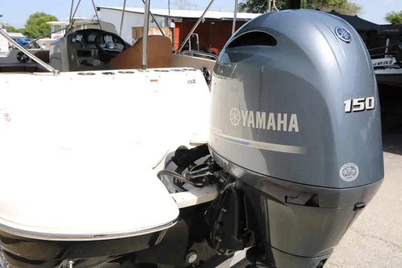 Slide: The Image of Stingray Boat Company 192 SC 2022 - 10