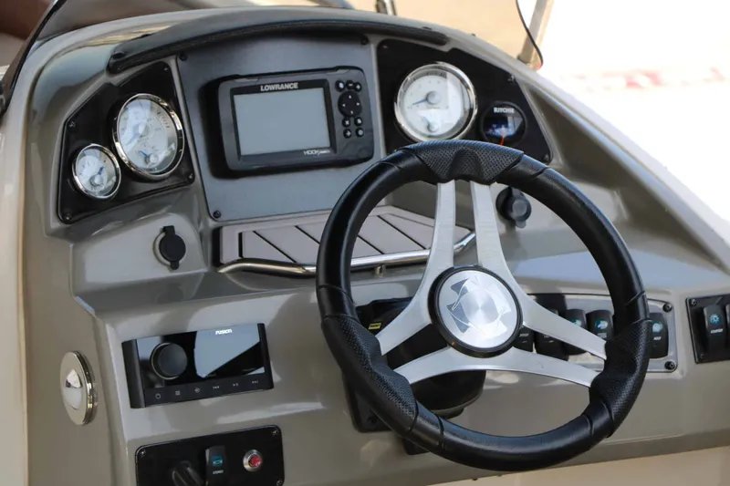 Slide: The Image of Stingray Boat Company 192 SC 2022 - 23
