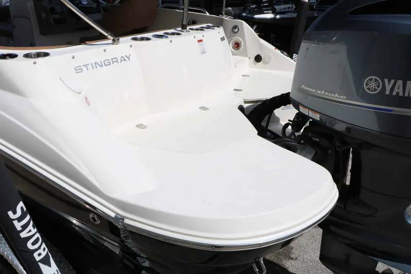 Slide: The Image of Stingray Boat Company 192 SC 2022 - 11