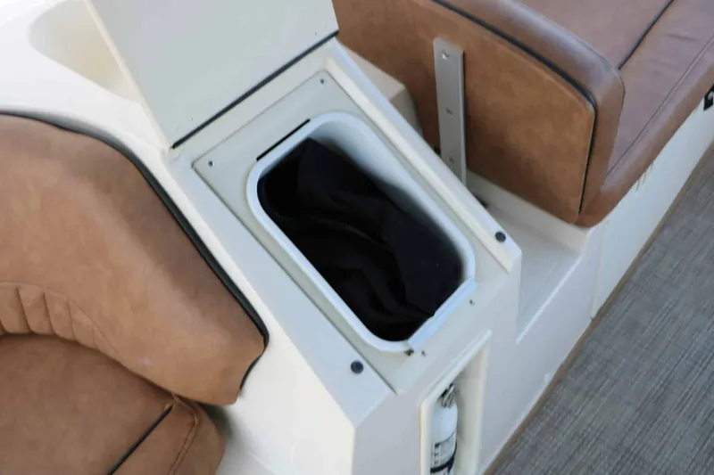 Slide: The Image of Stingray Boat Company 192 SC 2022 - 27