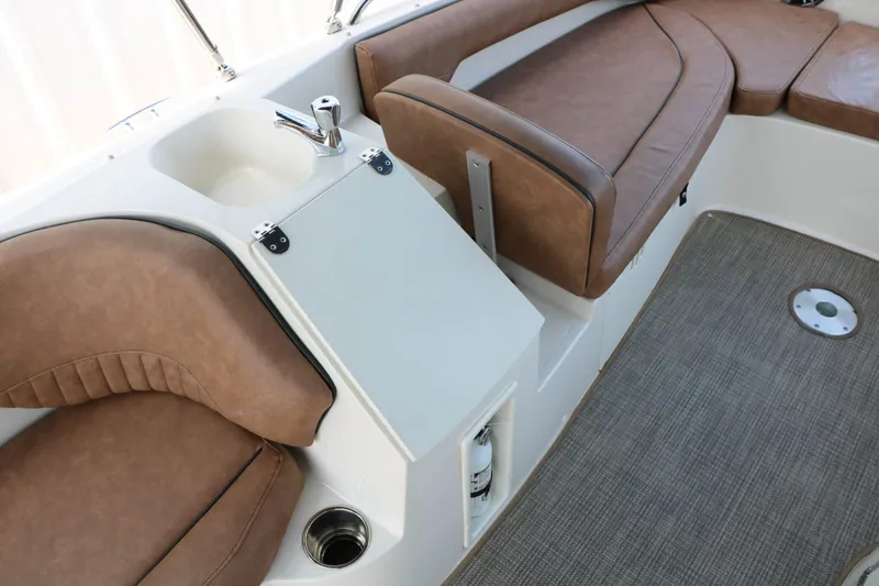 Slide: The Image of Stingray Boat Company 192 SC 2022 - 26