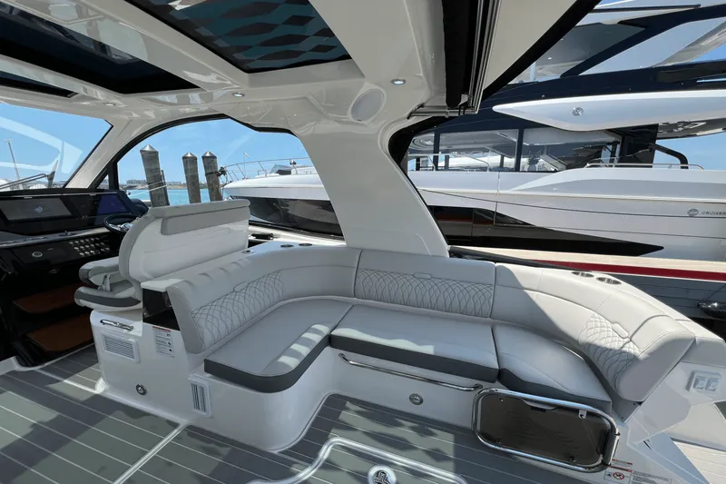 Slide: The Image of Sea Ray Sundancer 370 Outboard 2025 - 12