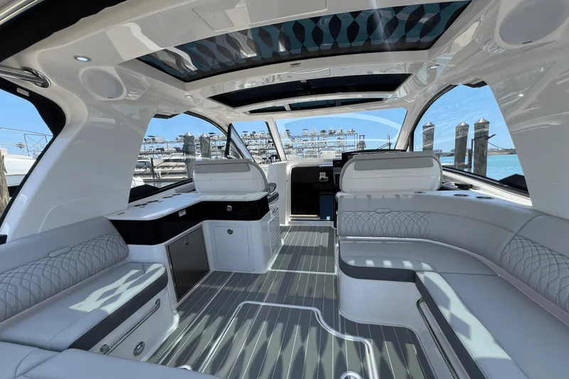 Slide: The Image of Sea Ray Sundancer 370 Outboard 2025 - 13