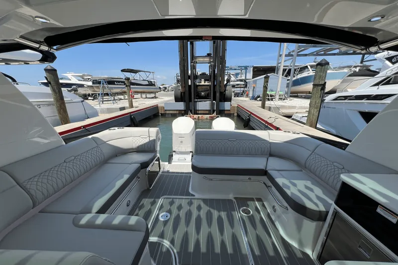 Slide: The Image of Sea Ray Sundancer 370 Outboard 2025 - 14