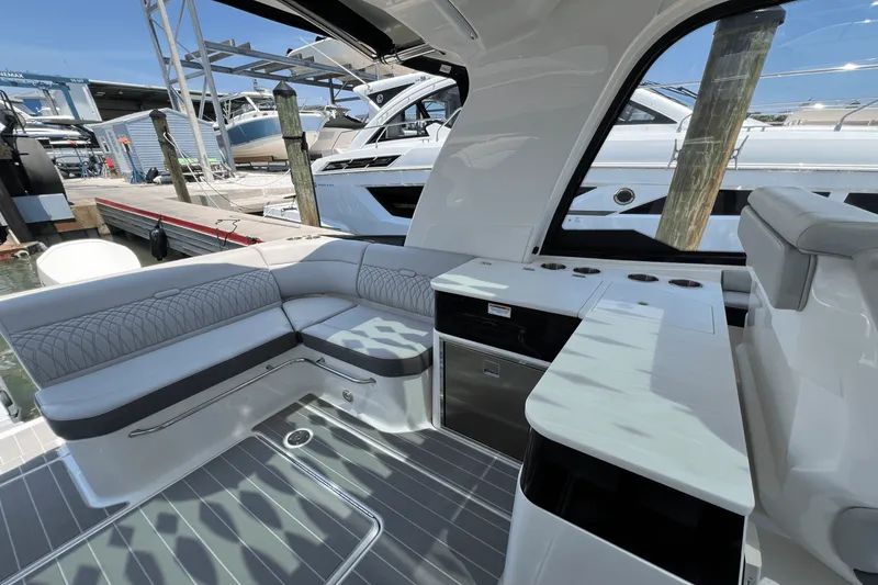 Slide: The Image of Sea Ray Sundancer 370 Outboard 2025 - 16