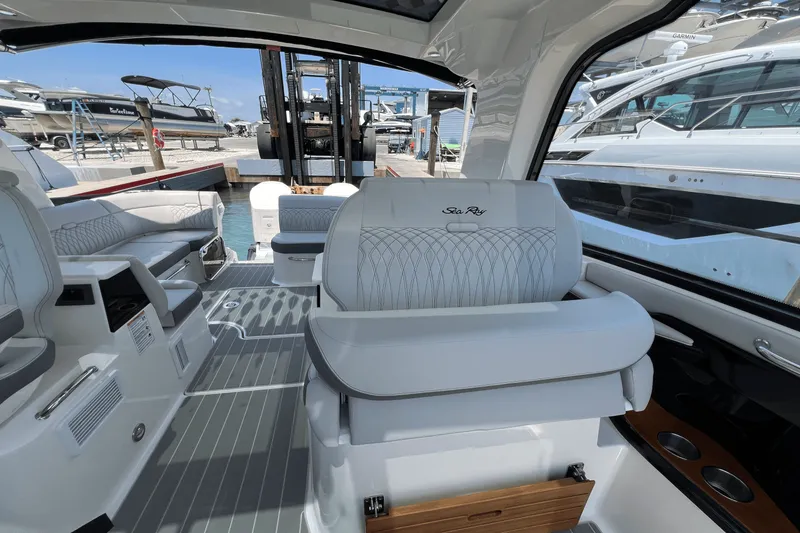 Slide: The Image of Sea Ray Sundancer 370 Outboard 2025 - 17