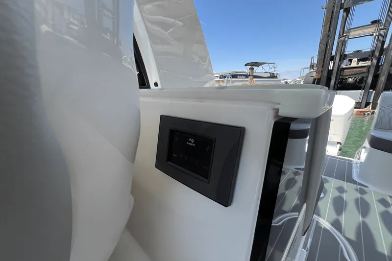 Slide: The Image of Sea Ray Sundancer 370 Outboard 2025 - 18