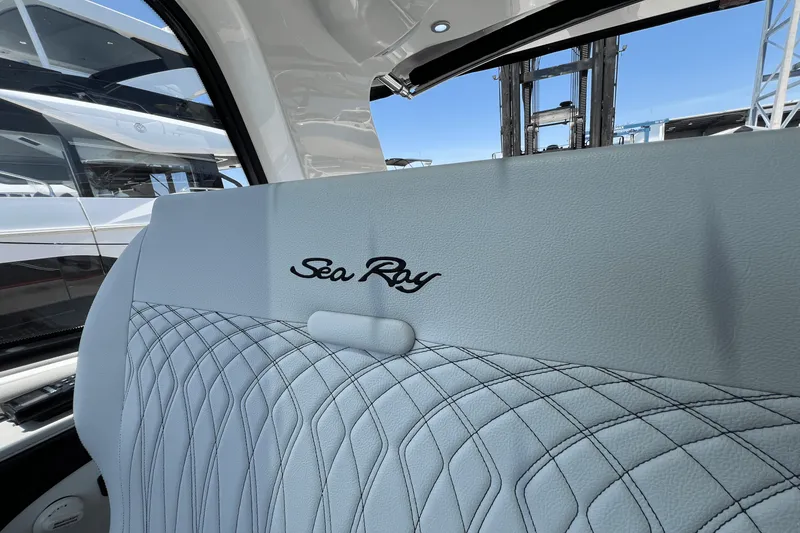 Slide: The Image of Sea Ray Sundancer 370 Outboard 2025 - 19