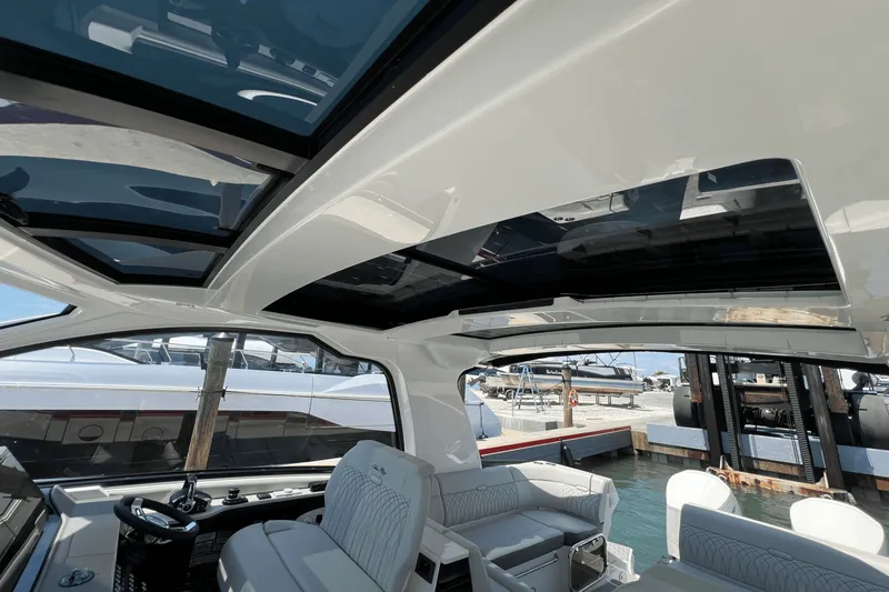 Slide: The Image of Sea Ray Sundancer 370 Outboard 2025 - 20