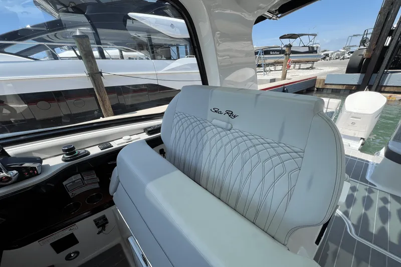 Slide: The Image of Sea Ray Sundancer 370 Outboard 2025 - 22