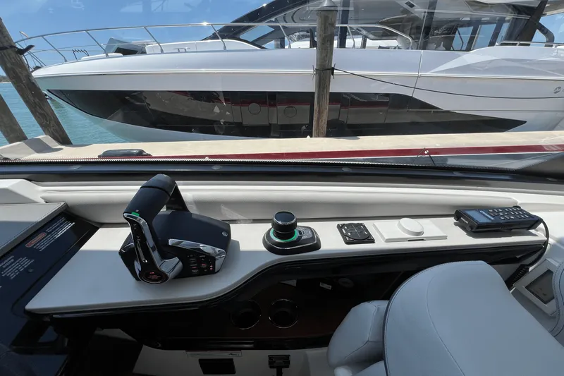Slide: The Image of Sea Ray Sundancer 370 Outboard 2025 - 23