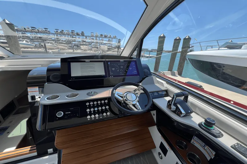 Slide: The Image of Sea Ray Sundancer 370 Outboard 2025 - 25