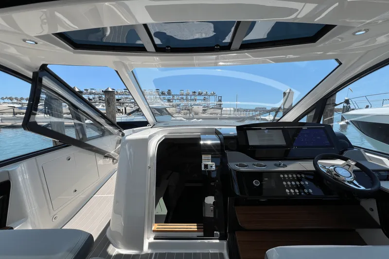 Slide: The Image of Sea Ray Sundancer 370 Outboard 2025 - 28