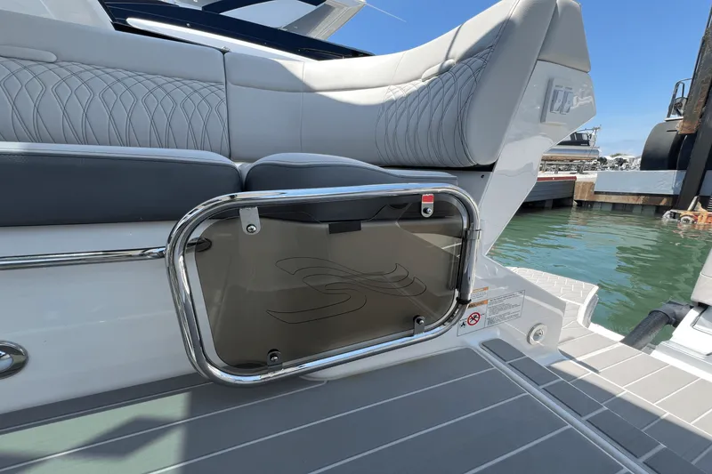Slide: The Image of Sea Ray Sundancer 370 Outboard 2025 - 29