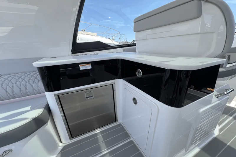 Slide: The Image of Sea Ray Sundancer 370 Outboard 2025 - 30