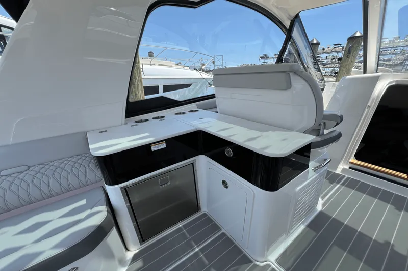 Slide: The Image of Sea Ray Sundancer 370 Outboard 2025 - 31