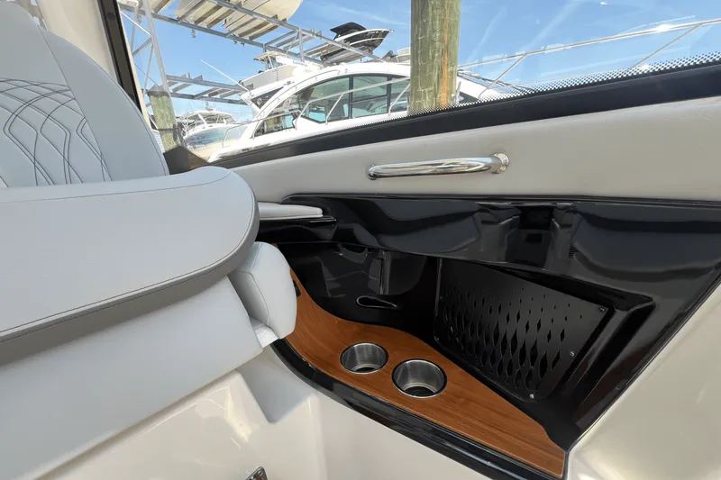 Slide: The Image of Sea Ray Sundancer 370 Outboard 2025 - 32