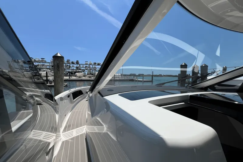 Slide: The Image of Sea Ray Sundancer 370 Outboard 2025 - 33