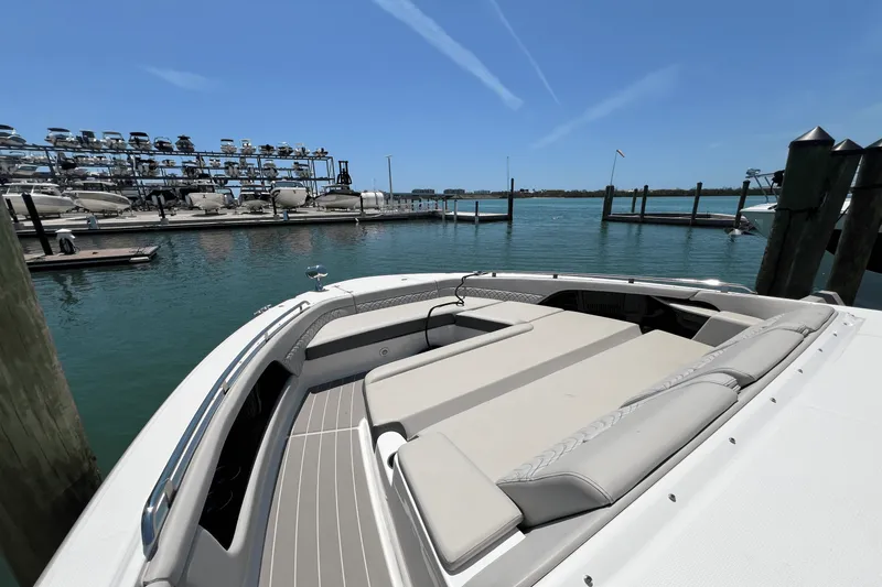 Slide: The Image of Sea Ray Sundancer 370 Outboard 2025 - 34