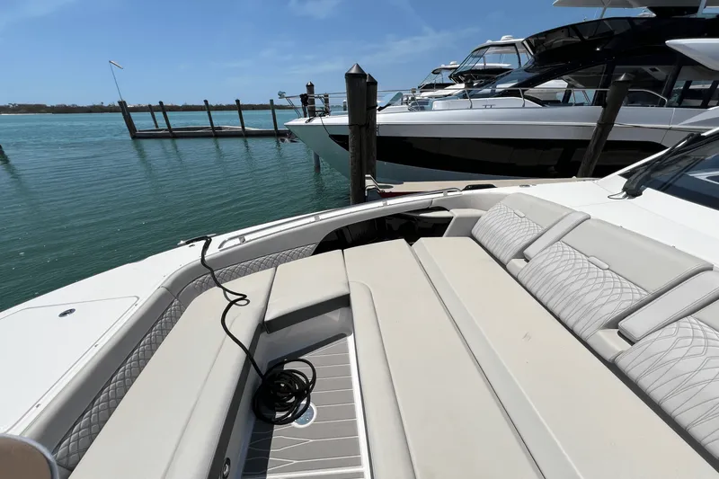 Slide: The Image of Sea Ray Sundancer 370 Outboard 2025 - 36