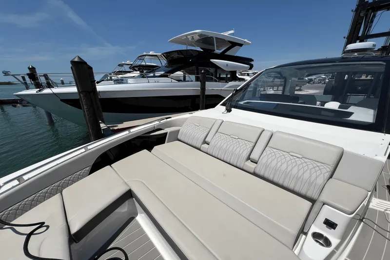 Slide: The Image of Sea Ray Sundancer 370 Outboard 2025 - 37