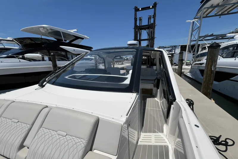 Slide: The Image of Sea Ray Sundancer 370 Outboard 2025 - 38