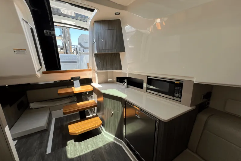 Slide: The Image of Sea Ray Sundancer 370 Outboard 2025 - 39