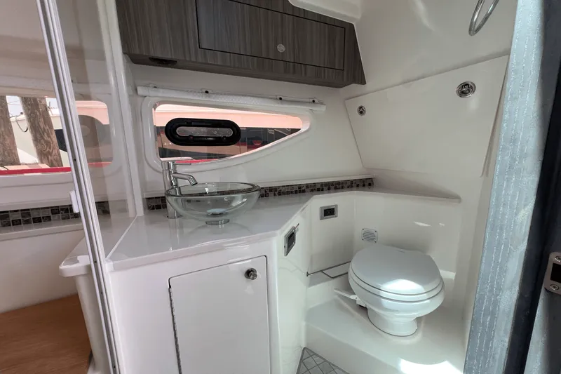 Slide: The Image of Sea Ray Sundancer 370 Outboard 2025 - 41