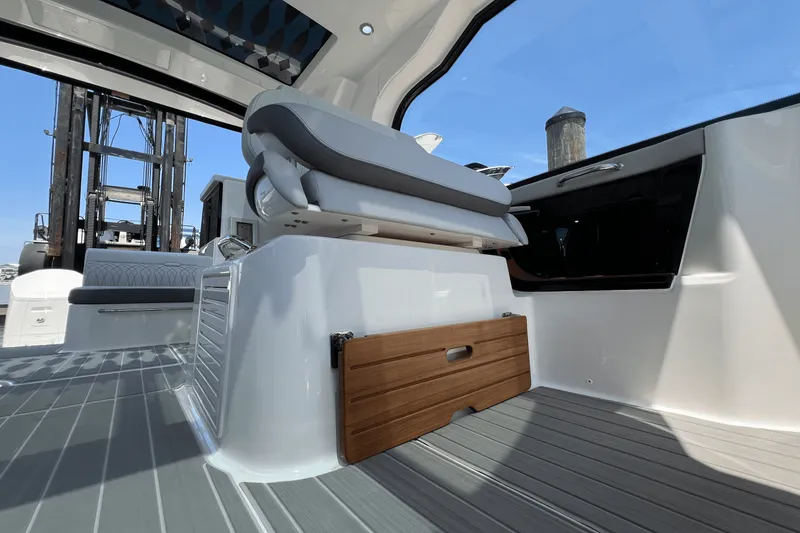 Slide: The Image of Sea Ray Sundancer 370 Outboard 2025 - 45