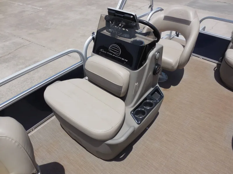 Slide: The Image of SunTracker BASS BUGGY 16XL 2020 - 10