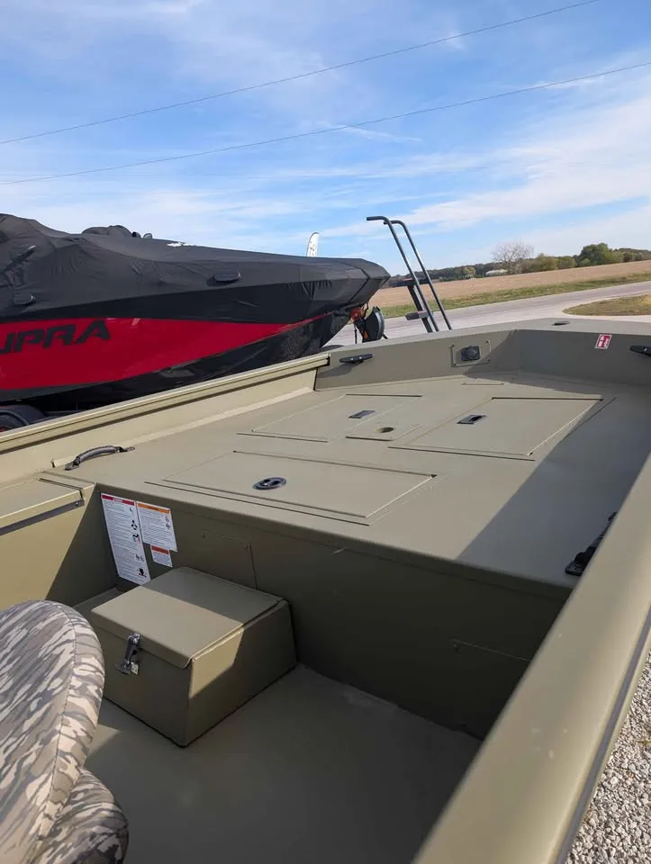 Slide: The Image of Lowe roughneck 1860 rambler 2026 - 4