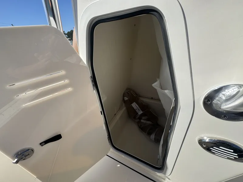 Slide: The Image of Pioneer Bay Sport 220 2026 - 18