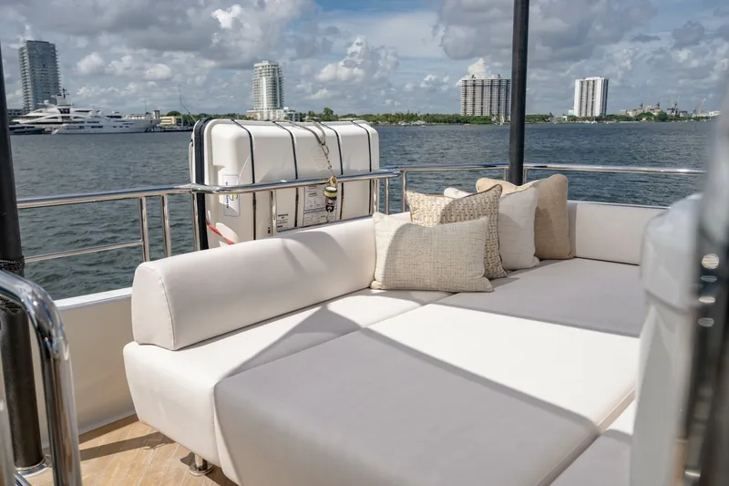 Slide: The Image of Ocean Alexander 32 Explorer 2023 - 175
