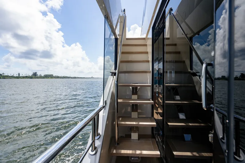 Slide: The Image of Ocean Alexander 32 Explorer 2023 - 159