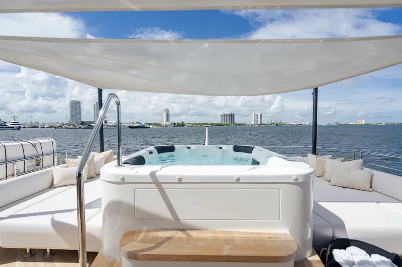 Slide: The Image of Ocean Alexander 32 Explorer 2023 - 201