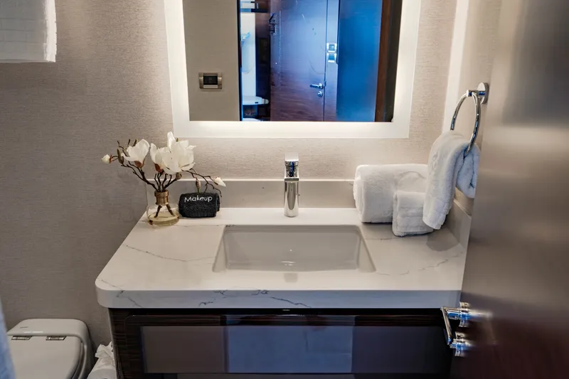 Slide: The Image of Ocean Alexander 32 Explorer 2023 - 72