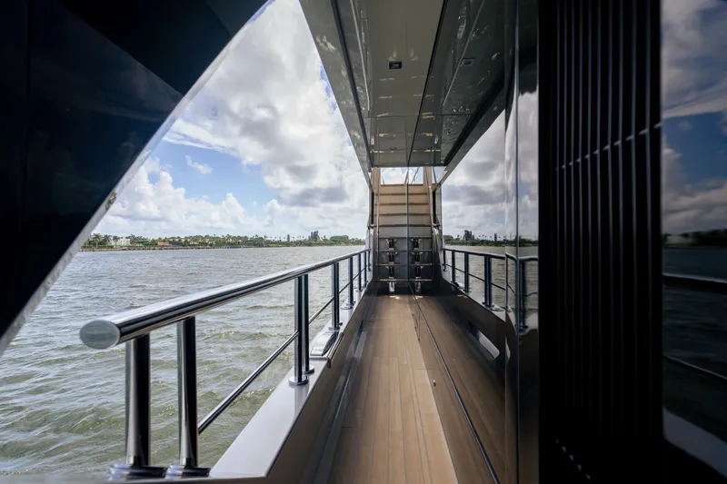 Slide: The Image of Ocean Alexander 32 Explorer 2023 - 158