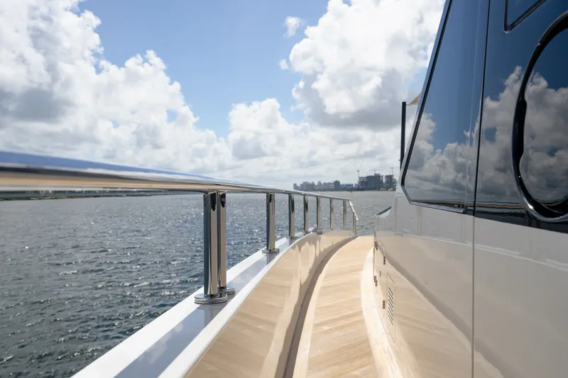 Slide: The Image of Ocean Alexander 32 Explorer 2023 - 160