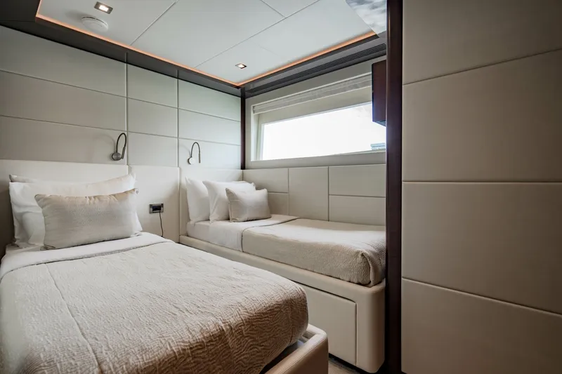 Slide: The Image of Ocean Alexander 32 Explorer 2023 - 82