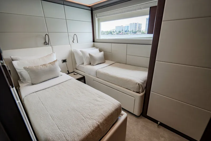 Slide: The Image of Ocean Alexander 32 Explorer 2023 - 81