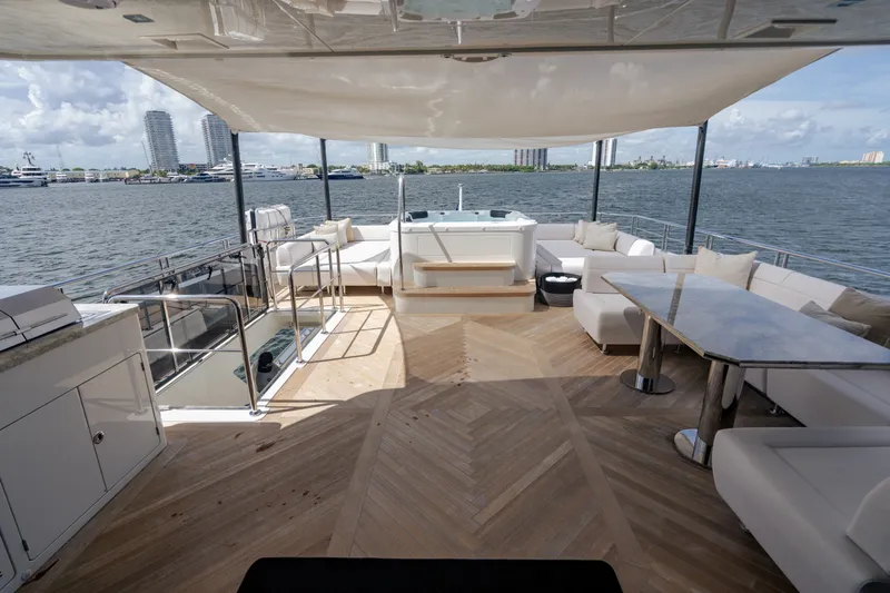 Slide: The Image of Ocean Alexander 32 Explorer 2023 - 200