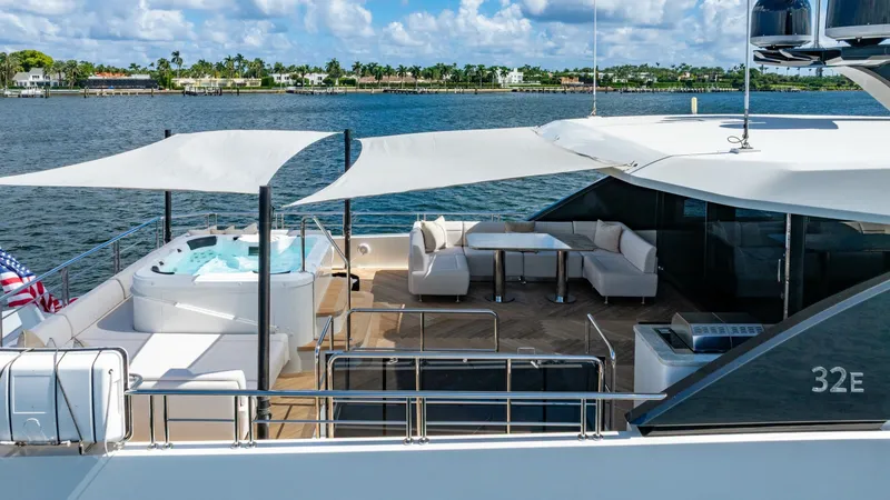 Slide: The Image of Ocean Alexander 32 Explorer 2023 - 1