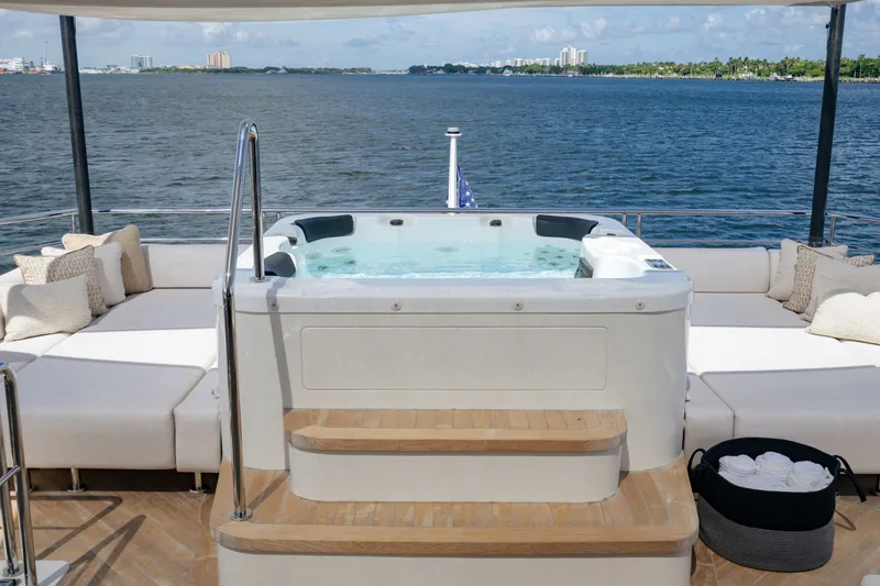 Slide: The Image of Ocean Alexander 32 Explorer 2023 - 205