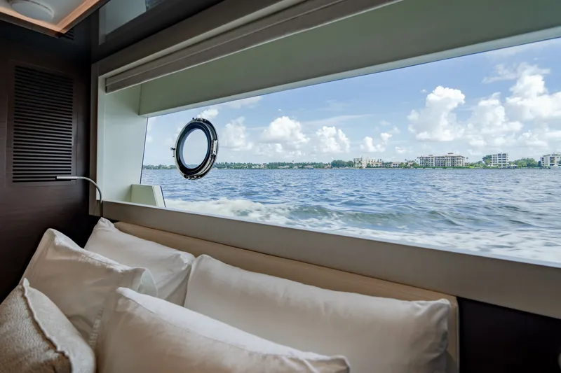 Slide: The Image of Ocean Alexander 32 Explorer 2023 - 67