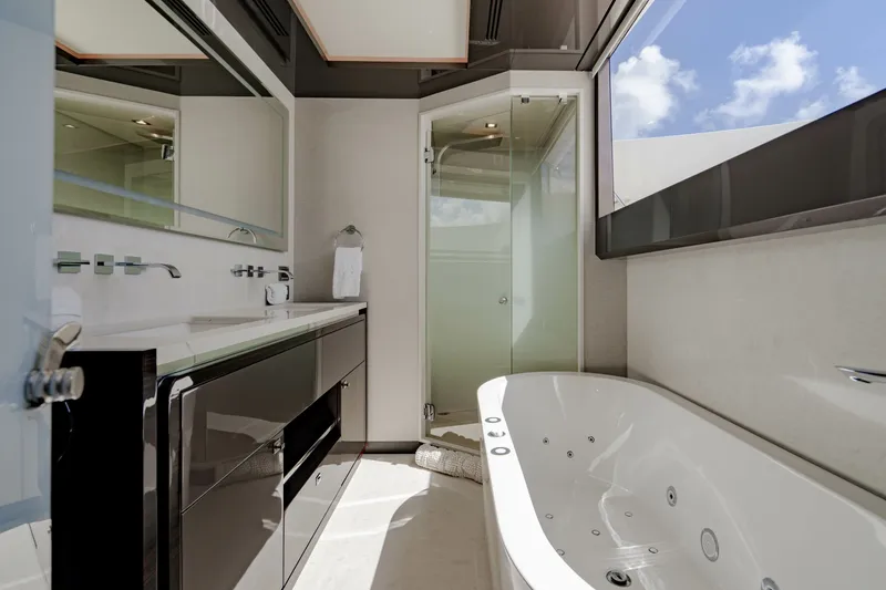 Slide: The Image of Ocean Alexander 32 Explorer 2023 - 130