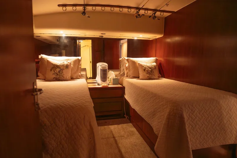 Slide: The Image of Hatteras 58 Convertible 1990 - 35