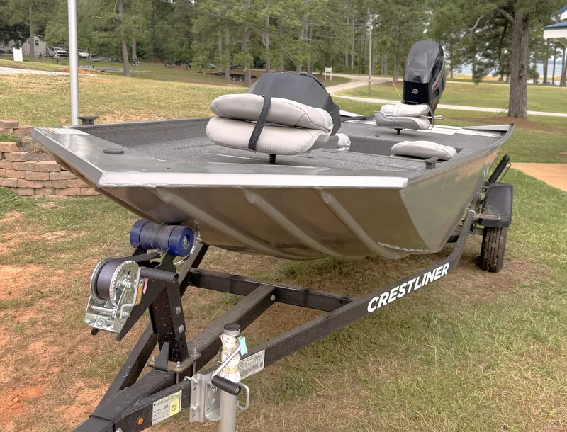Slide: The Image of Crestliner 1700 STORM 2025 - 3