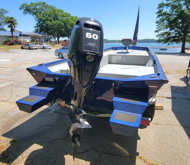 Slide: The Image of Lund PREDATOR 1760 DLX TILLER 2024 - 4