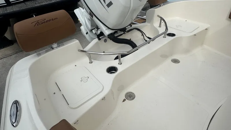 Slide: The Image of Pioneer 202 Sportfish 2026 - 12