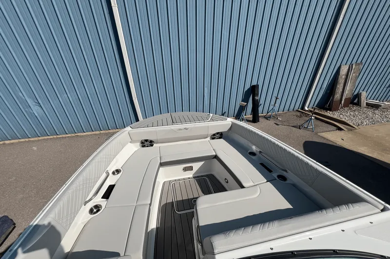 Slide: The Image of Sea Ray SDX 270 2025 - 10